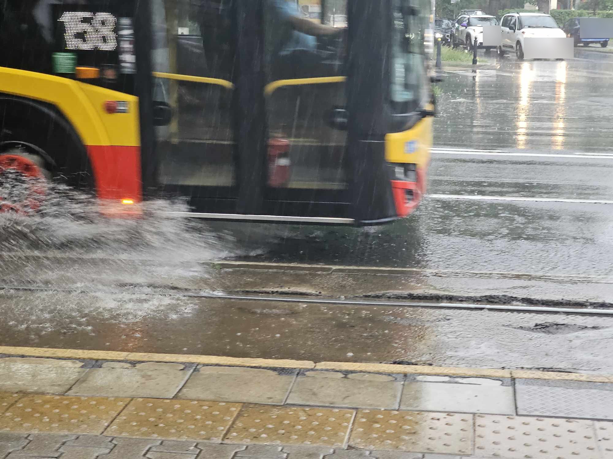 Gigantyczne ulewy nad Warszawą i Mazowszem. realizowane są podtopienia, IMGW utrzymuje alerty hydrologiczne