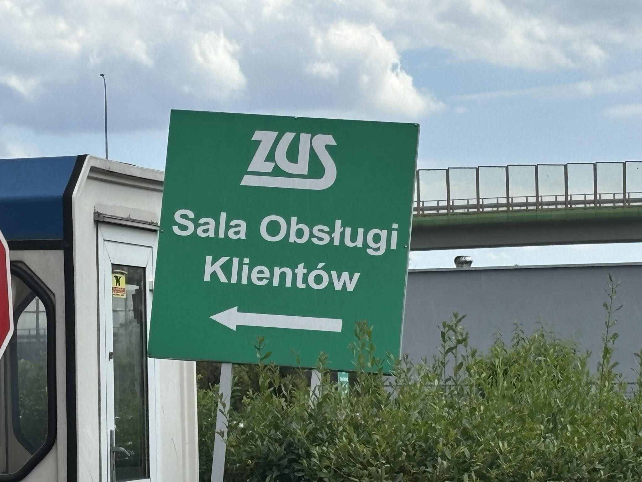 Jesteś na L4? Lepiej nie wychodź do sklepu. ZUS uruchomił nowe narzędzie, a Twoje zdjęcia na Instagramie mogą być dowodem w sądzie. Algorytm typuje symulantów bezbłędnie