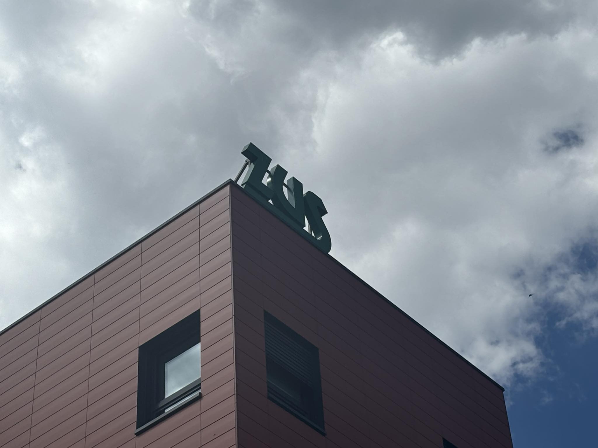 Nowe stawki odszkodowań z ZUS. Wyjaśniamy zasady i sprawdzamy kwoty, listę chorób, oraz zasady przyznawania 30 000 zł.