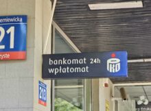 Znak informujący o bankomacie PKO BP. Fot. Warszawa w Pigułce.