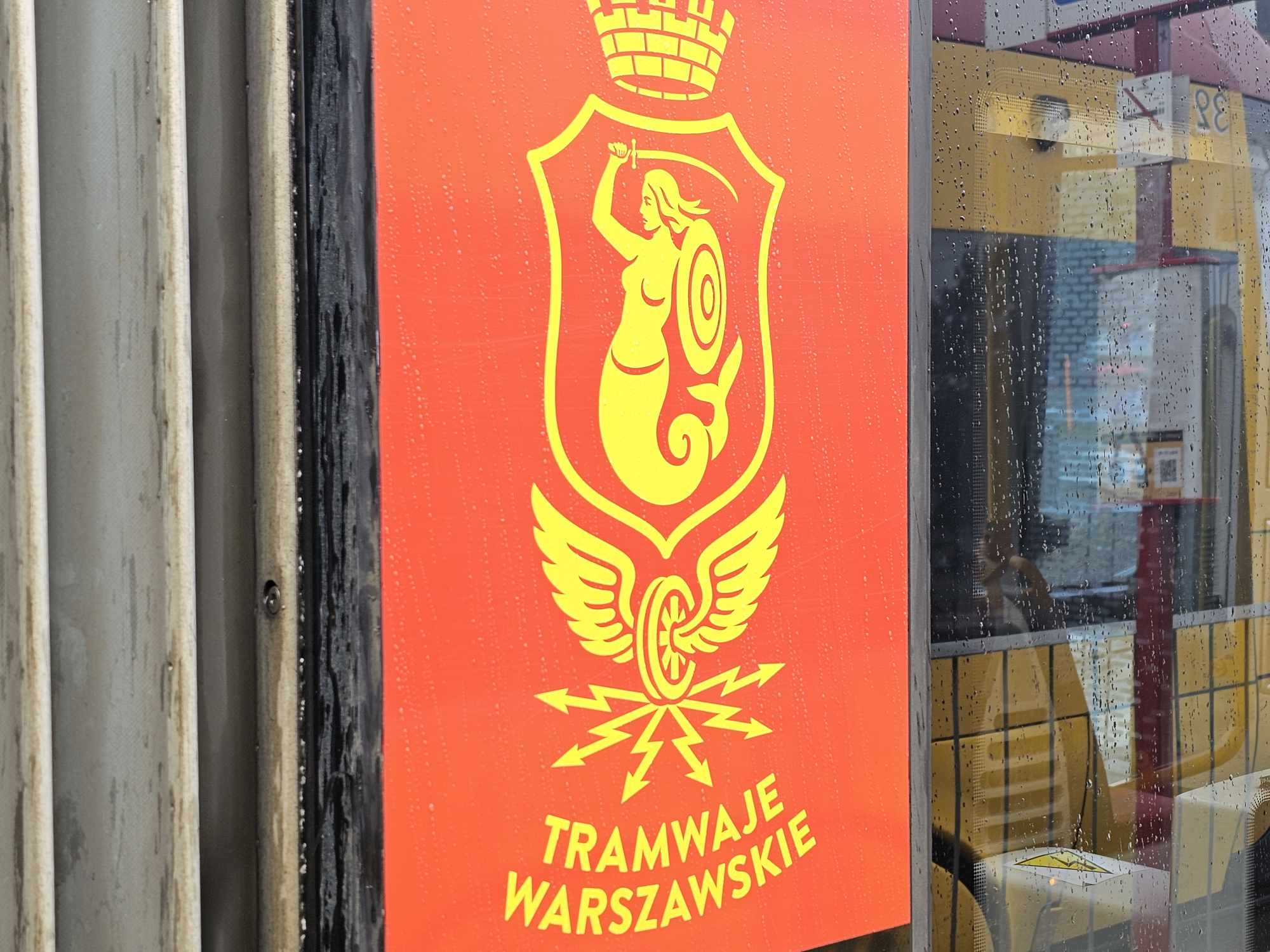 Nastolatka wjechała hulajnogą prosto pod tramwaj w centrum Warszawy