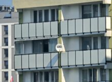 Balkony w bloku na jednym z osiedli w Warszawie.