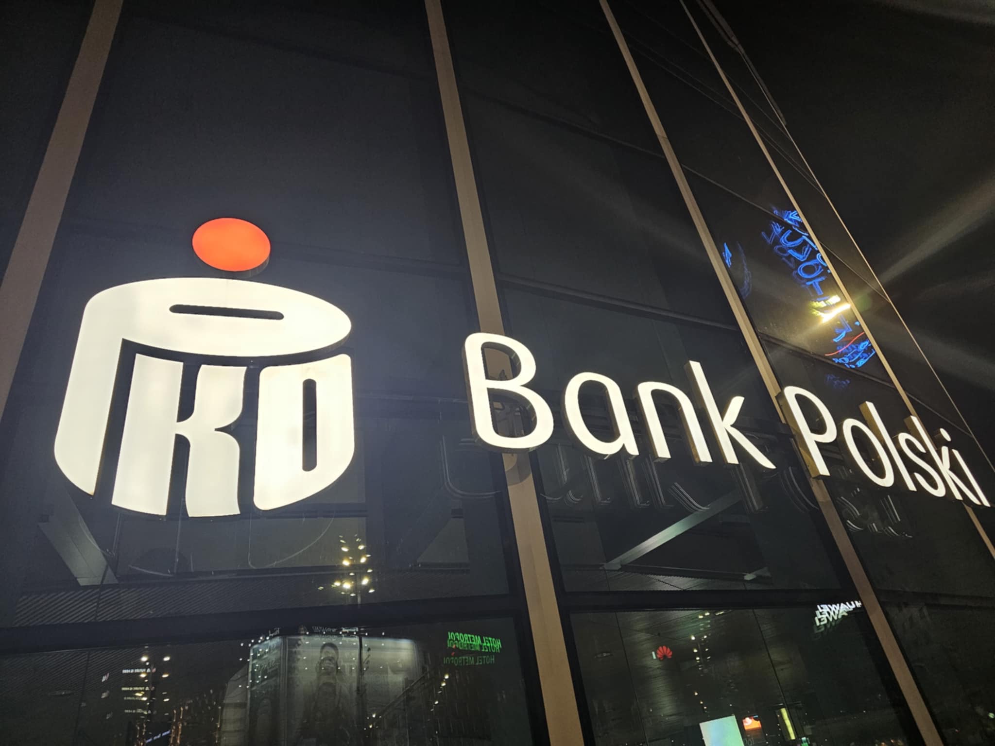 PKO pilnie wysyła komunikaty i powiadomienia w aplikacji. Przez „BLIK przez pomyłkę” można stracić wszystkie oszczędności, a choćby mieć problemy prawne