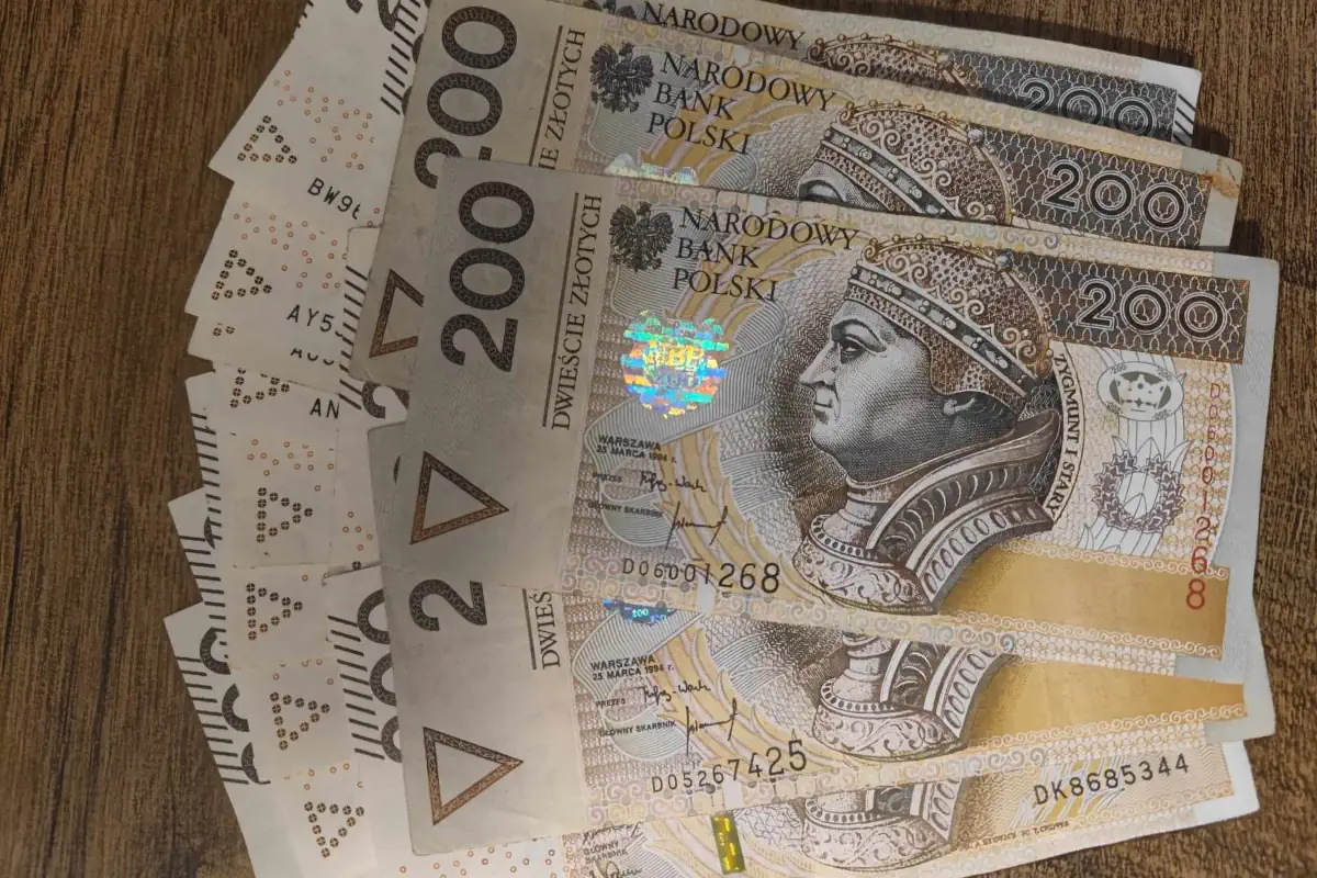 Czy to 15 emerytura? ZUS wyśle seniorom dwa przelewy w październiku. Powód może ich zaskoczyć