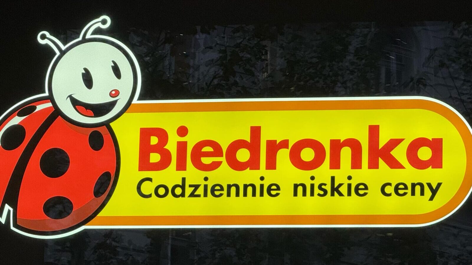 Biedronka wydłuża godziny otwarcia przed sierpniowym weekendem