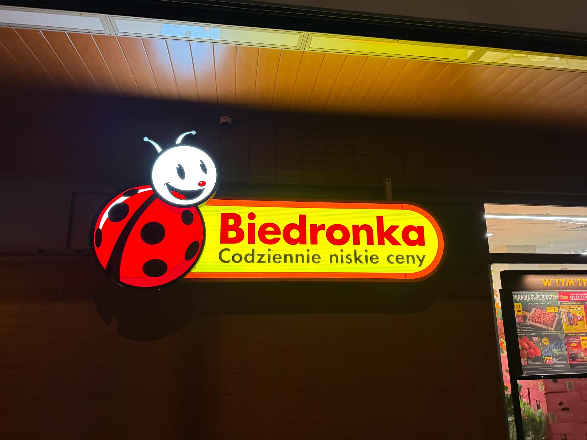 Ogromna promocja w Biedronce. -70 proc. na artykuły, które teraz każdy kupuje. Klienci wychodzą obładowani zakupami