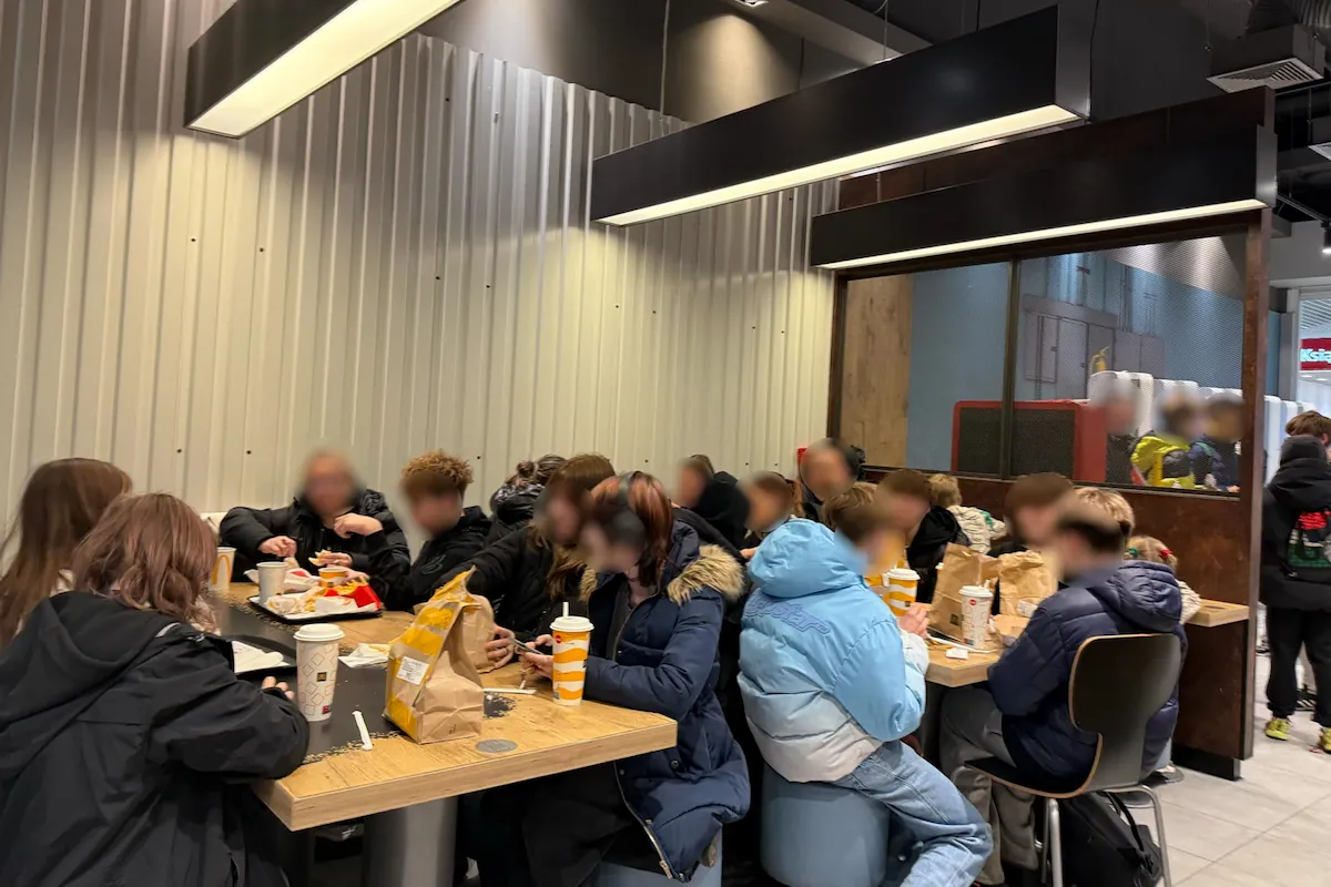 Szukasz pracy? Amerykańskie sieciówki otwierają nowe lokale i płacą choćby 9000 zł brutto. Trwa wielka rekrutacja w całej Polsce.