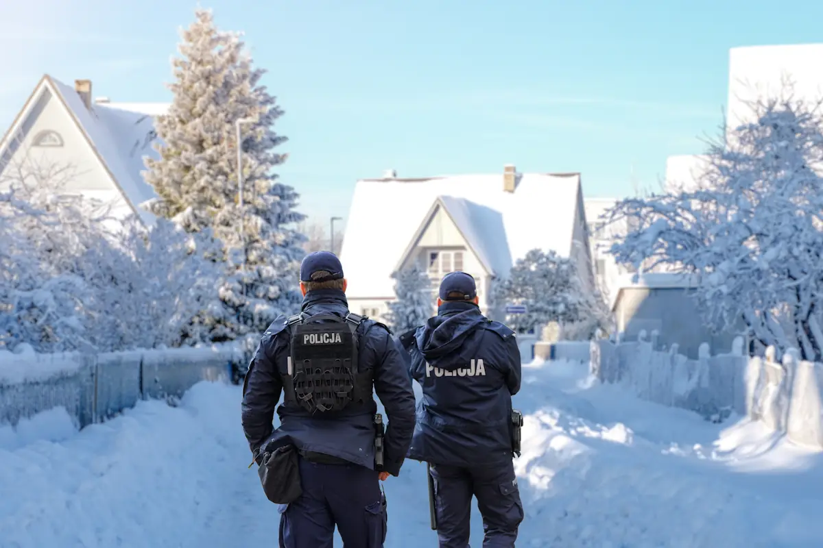 Pukają do drzwi, a Ty żądasz nakazu? W tych sytuacjach żabole wejdzie do domu czy mieszkania, nie czekając na sąd