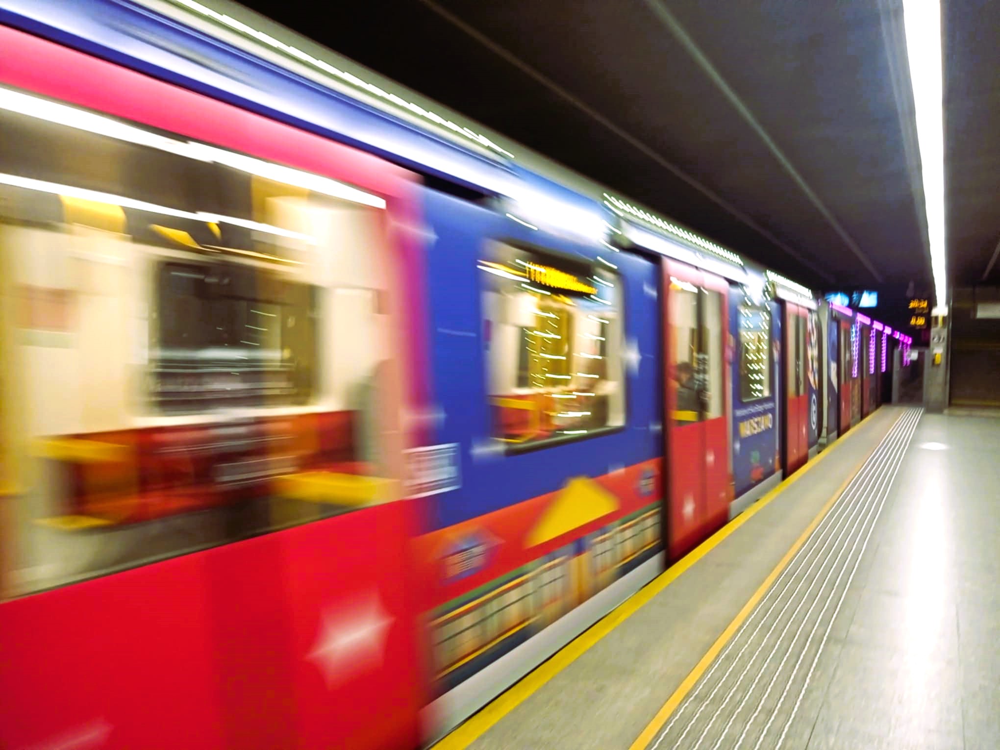 Nowe oznaczenia w warszawskim metrze. Pasażerowie odczują różnicę już na peronach