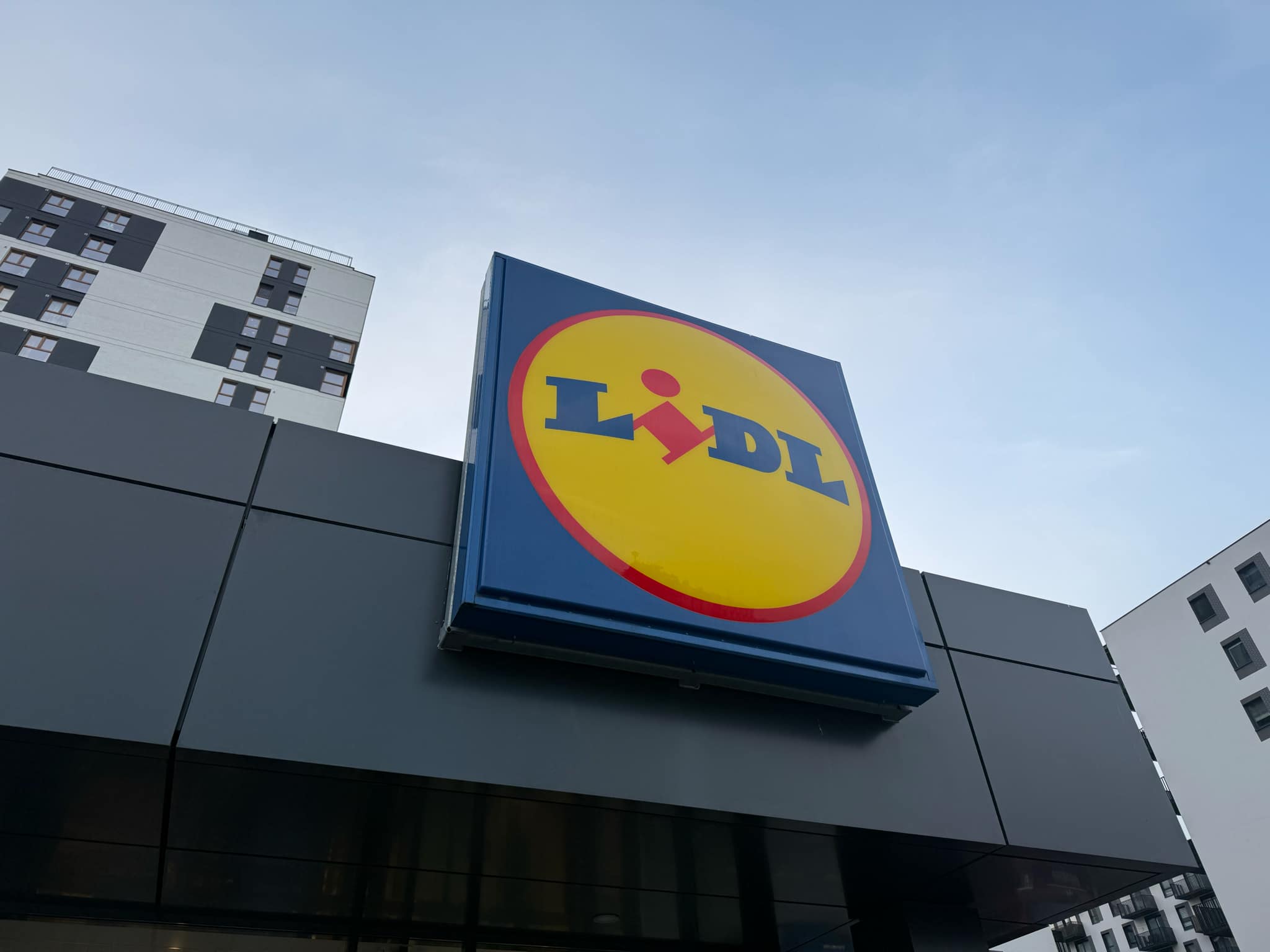 Lidl od jutra obniża cenę jeszcze bardziej. Ludzie będą wynosić całe kosze, bo sprzedadzą po 0,99 zł