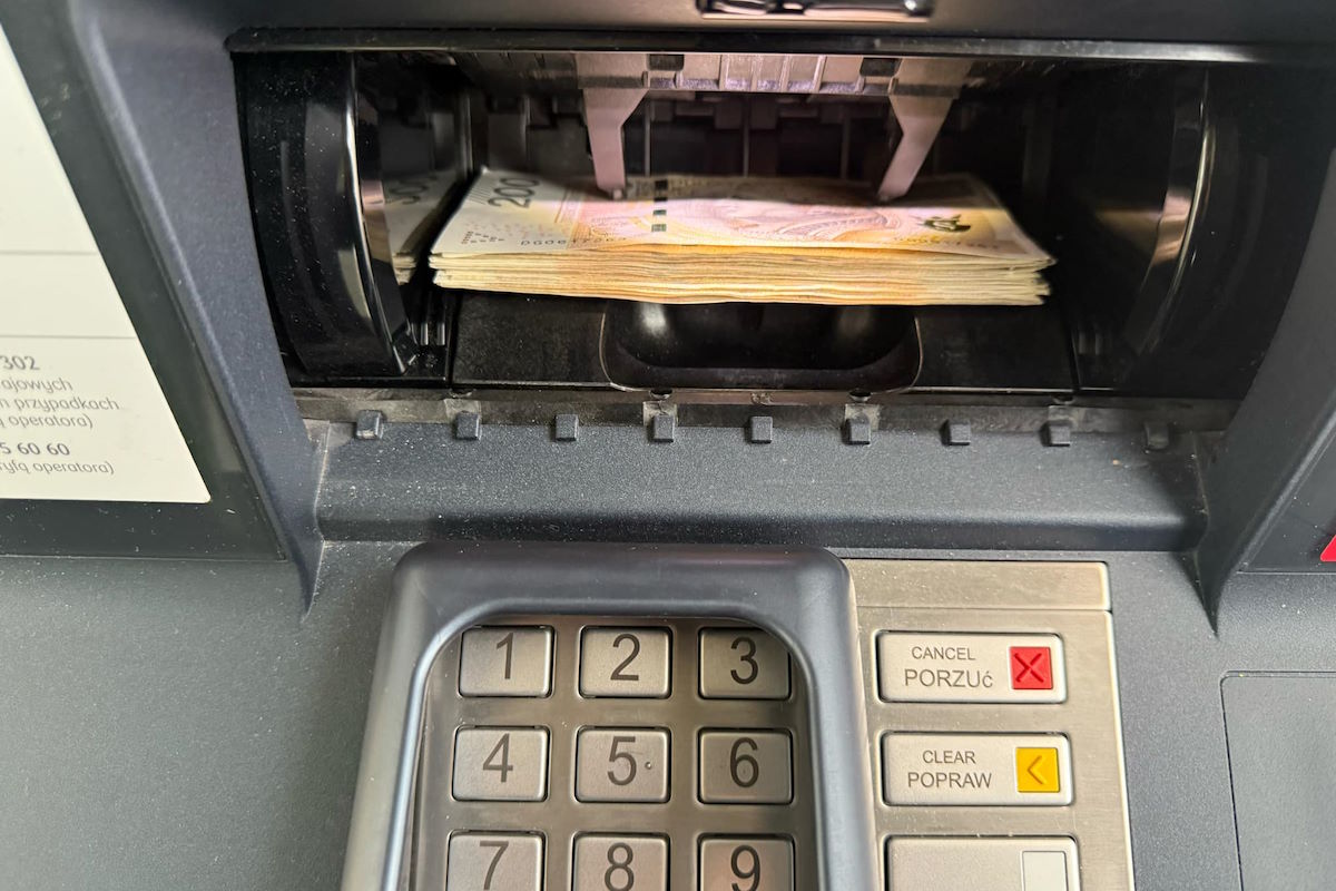 Polacy szturmują bankomaty i chowają gotówkę. Eksperci potwierdzają: trzeba zrobić to jak najszybciej