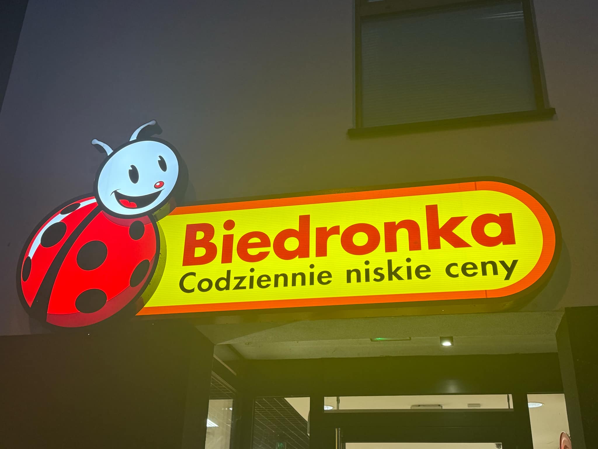 W sobotę ludzie ruszą do Biedronki. Cena popularnego produktu spada z 16,99 do 8,99 zł. Tylko jeden dzień