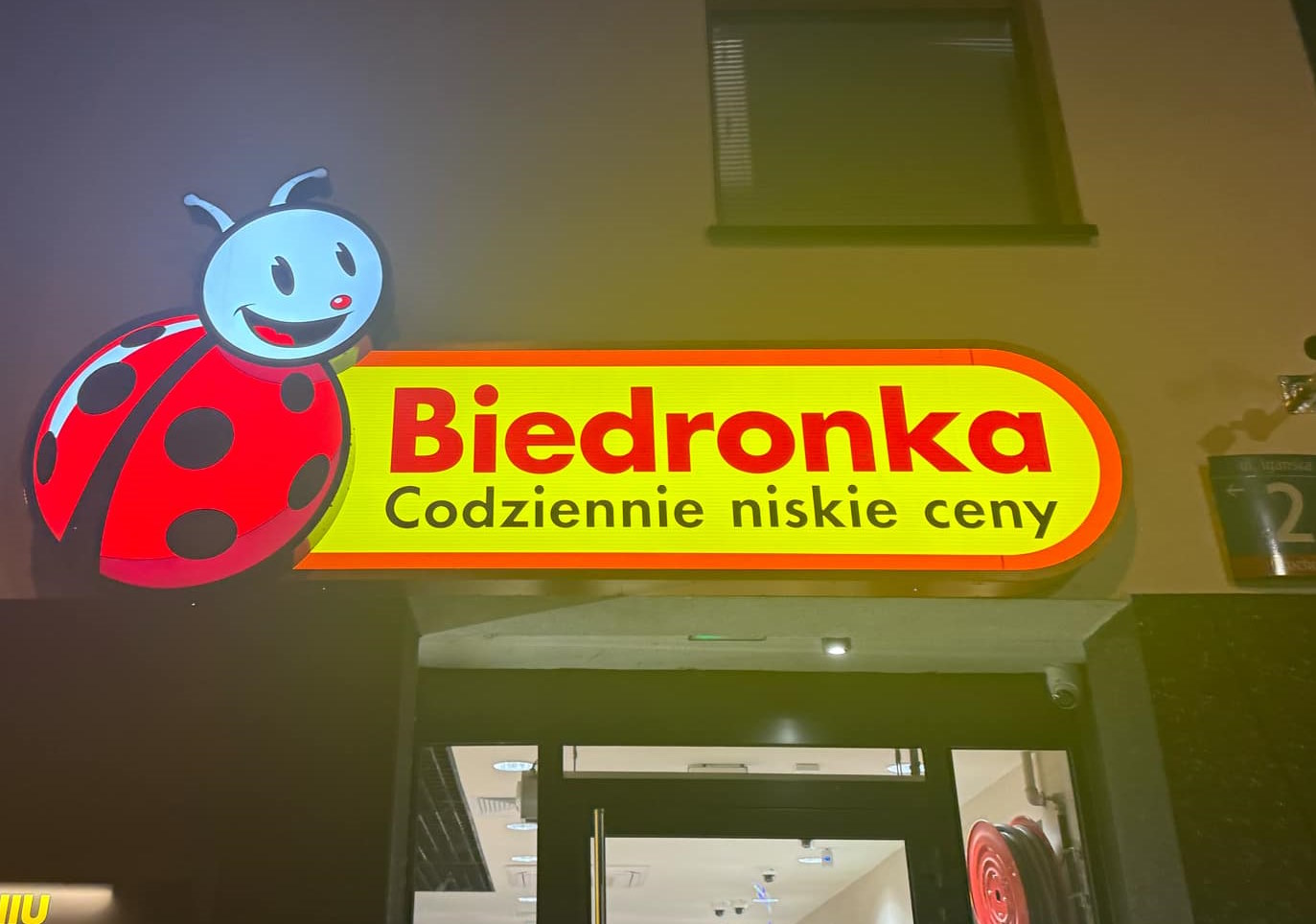 W poniedziałek ludzie ruszą na zakupy. Biedronka odpala najmocniejsze promocje Black Week!