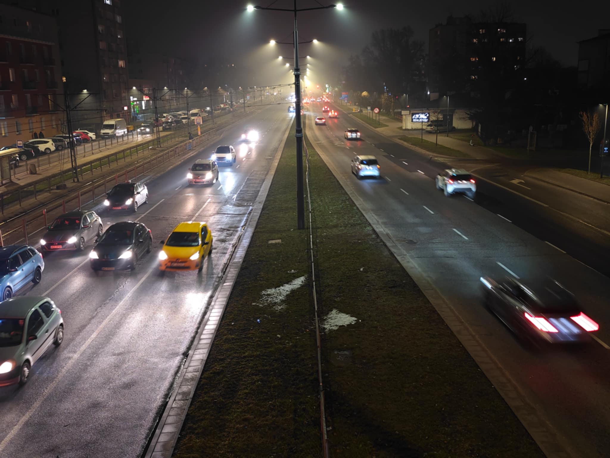 Zacznie się już wieczorem! IMGW ostrzega mieszkańców 8 województw. Na drogach może być bardzo niebezpiecznie