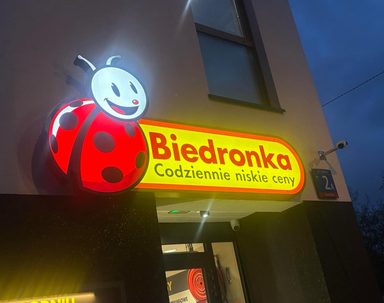 Sprawdziliśmy Biedronkę w Warszawie. Lawina promocji i gratisów przed weekendem – klienci ruszyli na zakupy