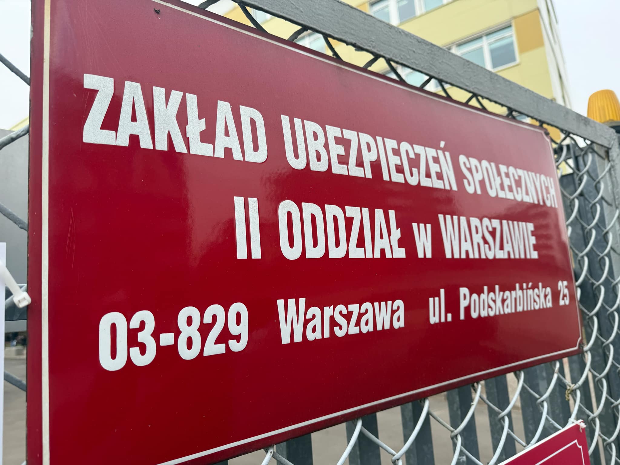 Jesteś na „chorobowym”? ZUS ma nową broń. Kontrolerzy sprawdzają już nie tylko to, czy leżysz w łóżku