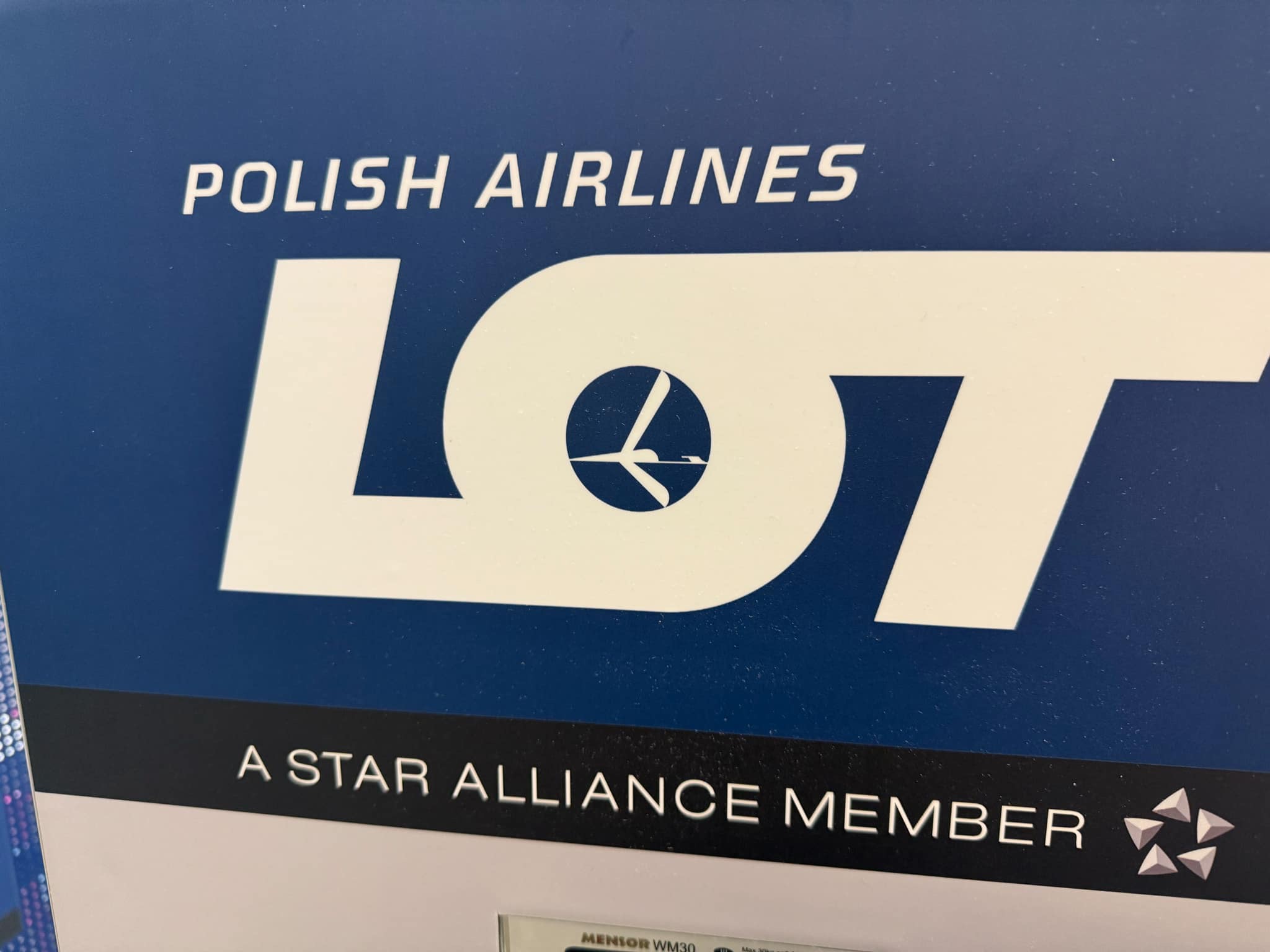 Podniebny konwój przyleciał do Warszawy. Trzy nowe maszyny LOT-u na radarach