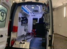 Karetka pogotowia stojąca pod szpitalem.