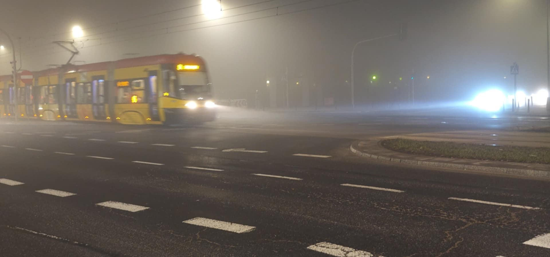 IMGW: widzialność może spaść poniżej 200 metrów. Alerty także na Mazowszu