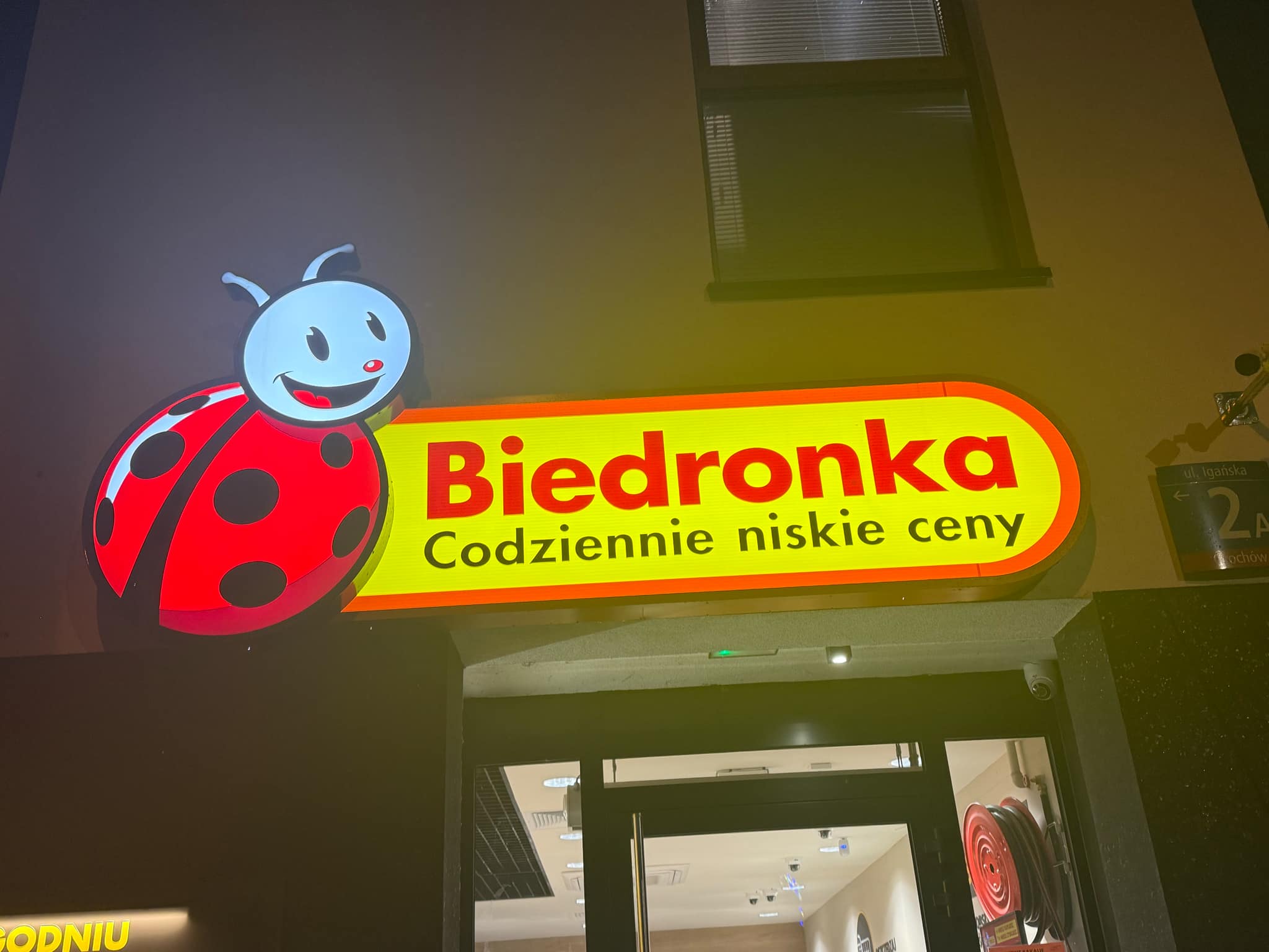 Tylko w środę. Wielka promocja w Biedronce. Sklep rozdaje vouchery na zakupy