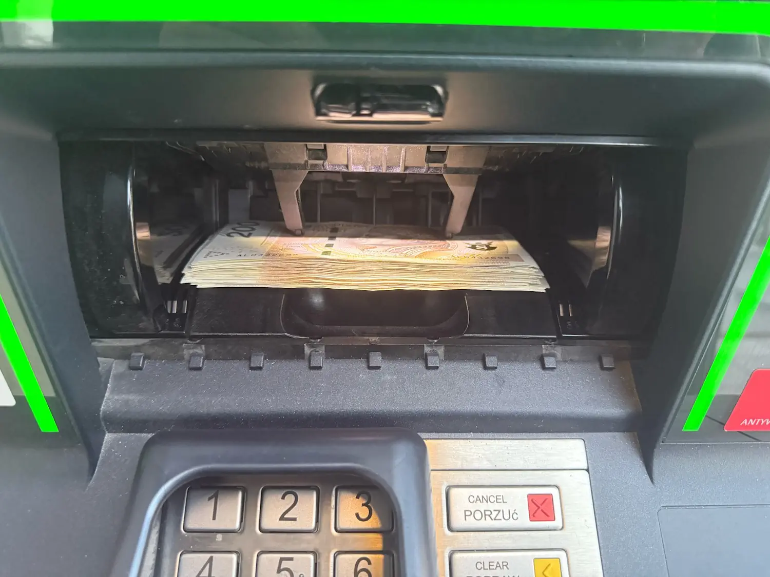 Szokujący alarm z banków: „Gromadźcie gotówkę, zanim będzie za późno”. To ochrona przed nowym typem ataku