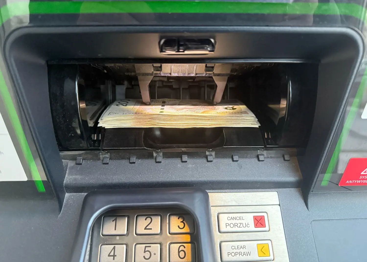 Rachunek grozy z bankomatu. Zapłacisz za wyciągnięcie każdej złotówki