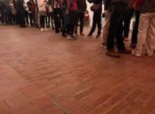 Ludzie stojący w kolejce do urzędu