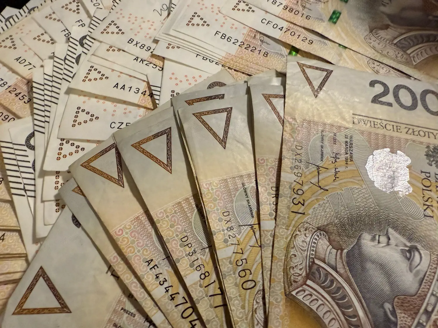 Nowe prawo wejdzie w życie na początku 2026 roku. Były premier grzmi: „Najwyższa obniżka płac w historii Polski” i „Tyle Ci zabiorą”