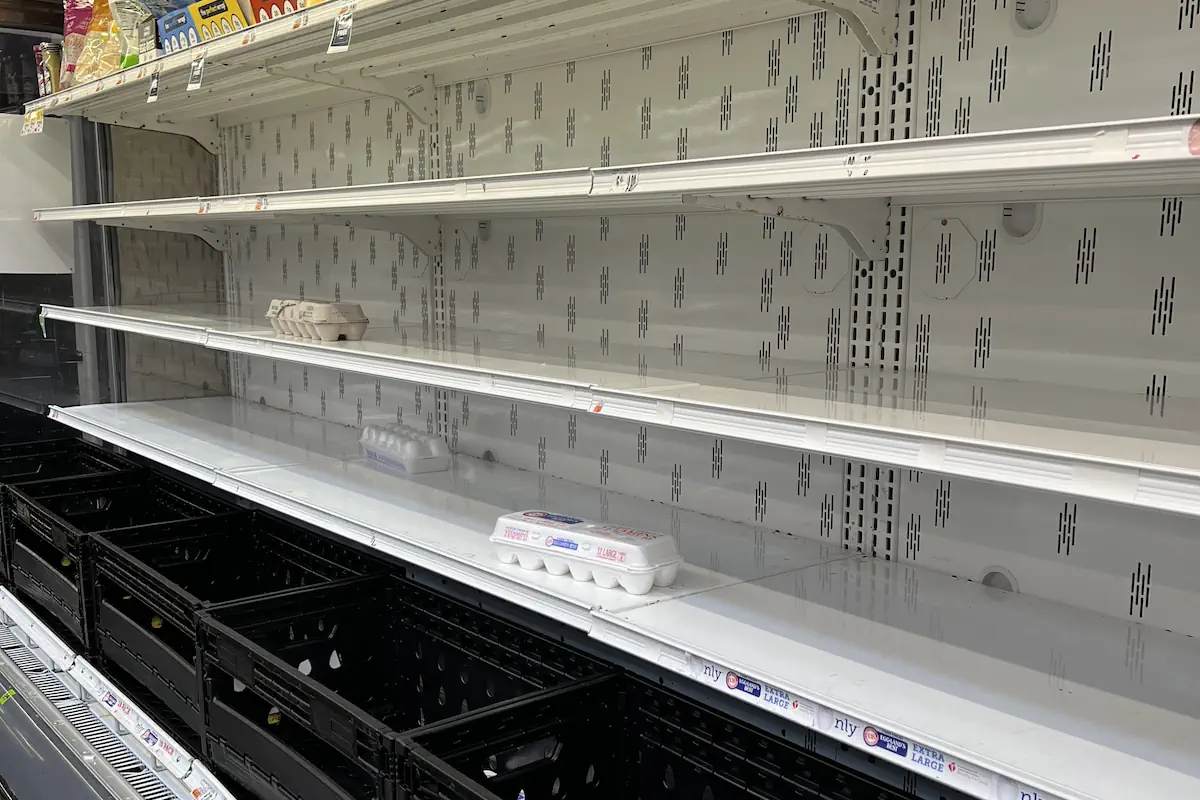 W sklepach już są braki. Przed świętami półki mogą świecić pustkami. Polacy płacą krocie za podstawowy produkt