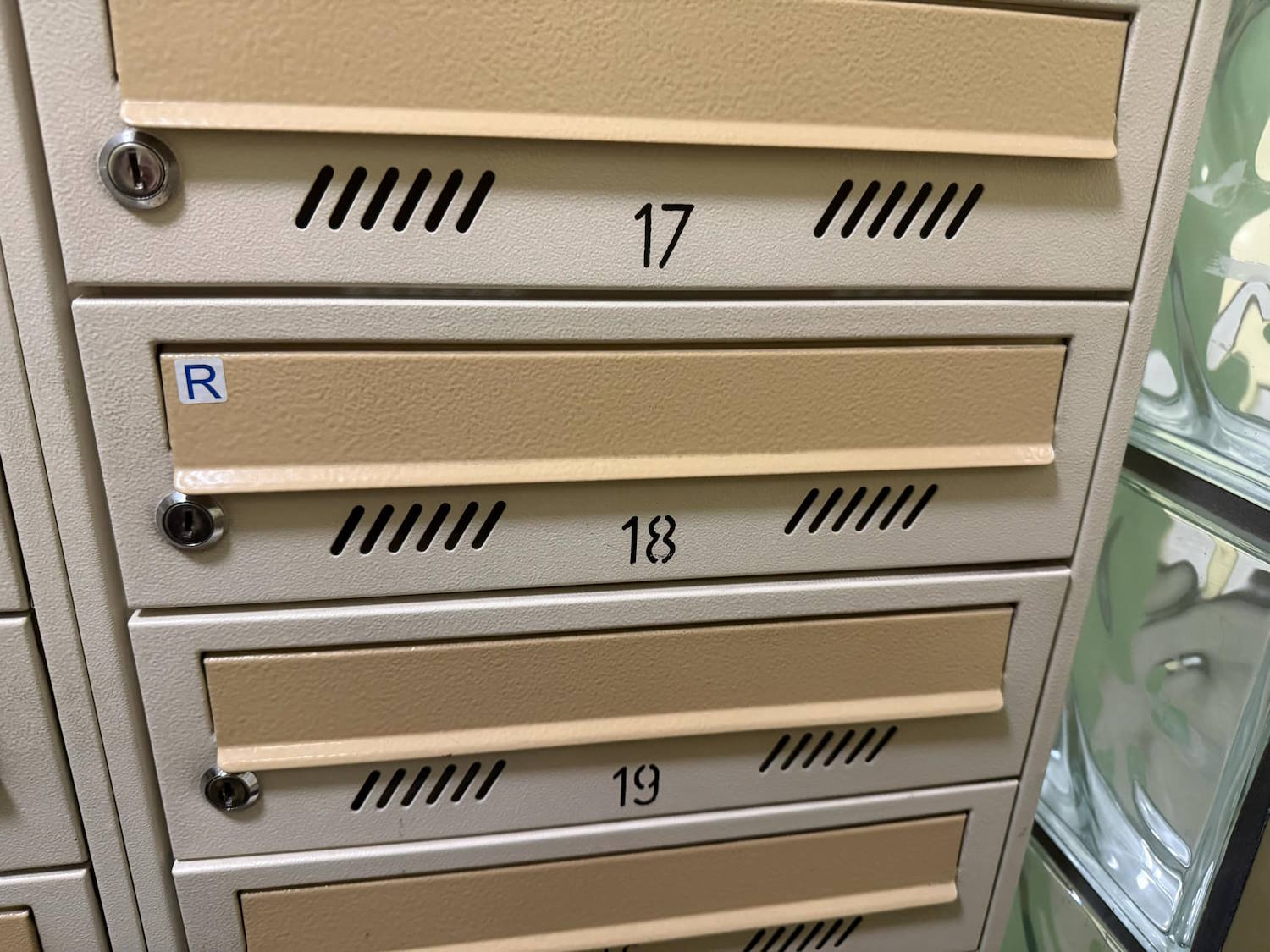 Skrzynki odejdą do lamusa? Od 2026 roku rewolucja w dostarczaniu listów. Zapominalscy zapłacą listonoszowi z własnej kieszeni