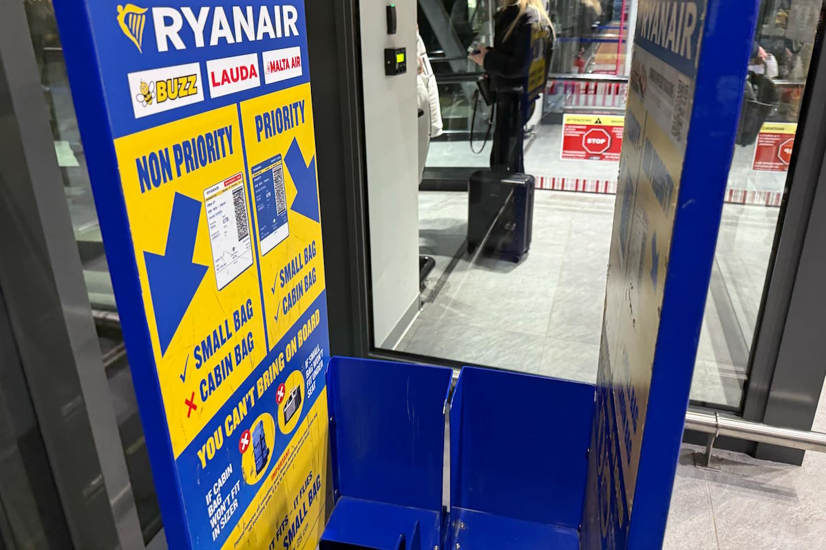 Horror przy bramkach Ryanaira. Pasażer wpadł w szał o dopłatę za bagaż. Pracownik stracił zęby