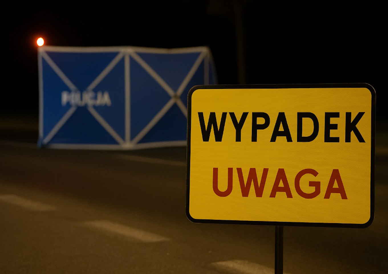 Wypadek na torach w Warszawie. Ruch pociągów wstrzymany, jedna osoba w szpitalu
