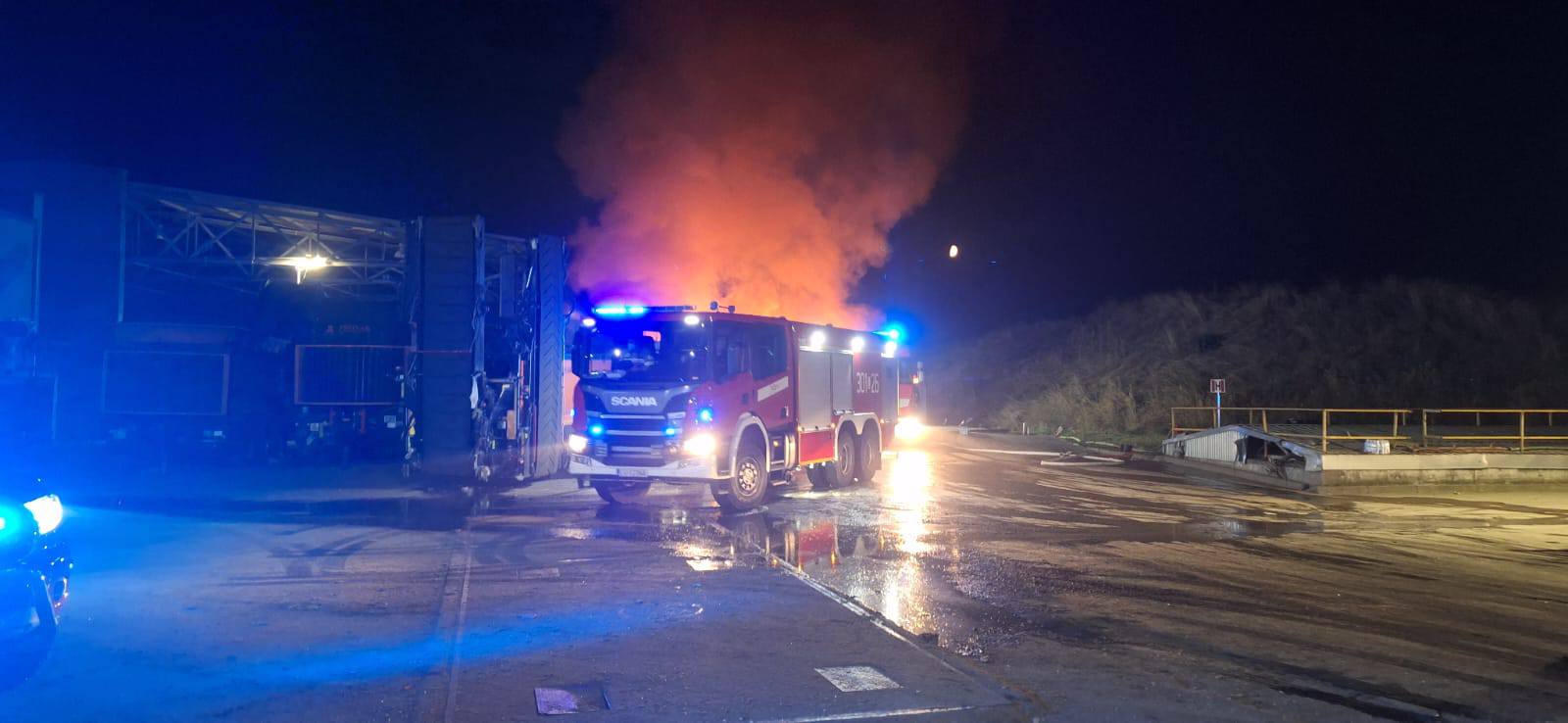 Z ostatniej chwili. Potężny pożar pod Warszawą. 21 zastępów i dziesiątki strażaków w akcji