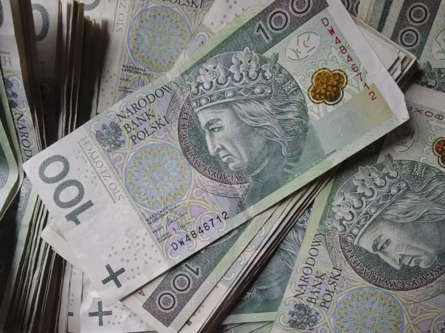 PiS proponuje: damy 500 zł dla wszystkich dorosłego Polaka, bez żadnych wymagań. Wiadomo, co chcą zlikwidować w zamian