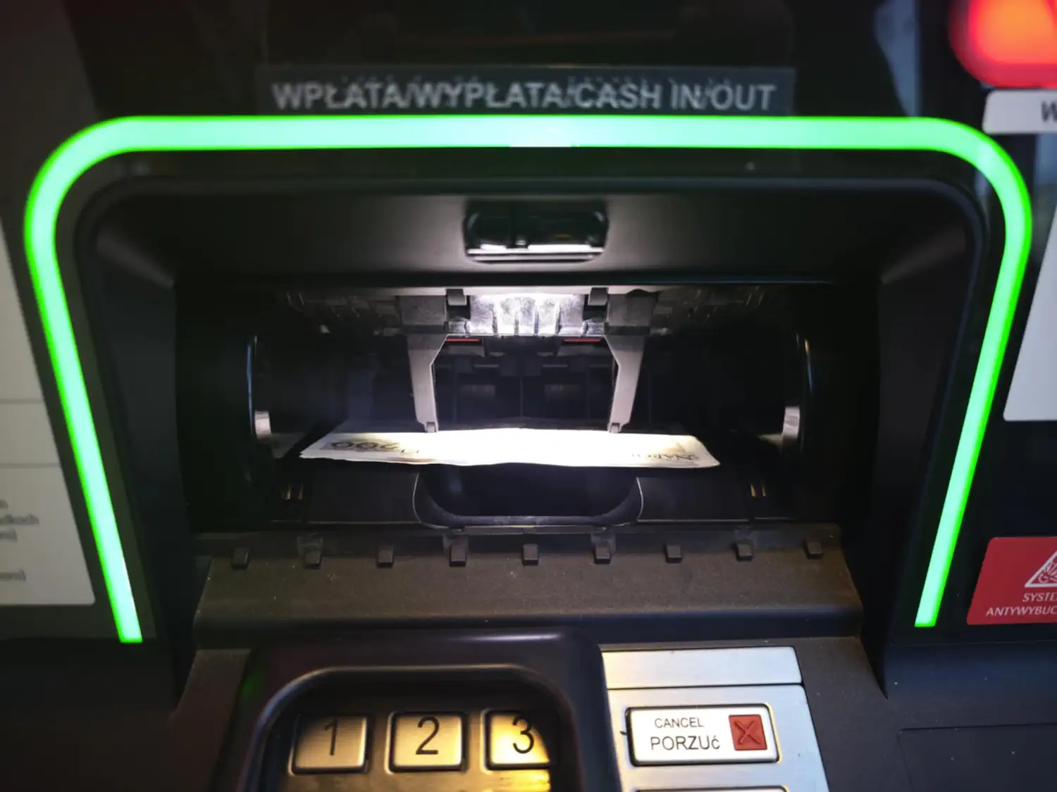 Polacy ruszyli do bankomatów. Masowo gromadzą gotówkę i mają ku temu powody