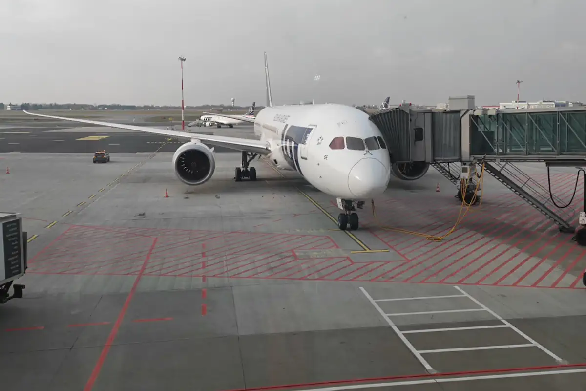 Dreamliner z 300 pasażerami musiał pilnie zawrócić do Warszawy