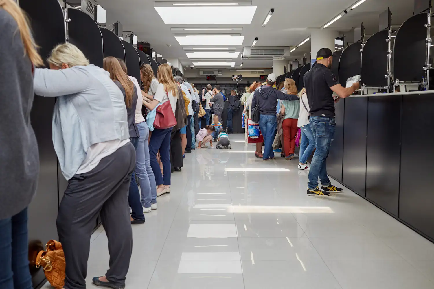 W 2026 roku wejdzie surowy zakaz. Wielu Polaków straci dorobek całego życia. Chaos, tłok i panika. Ludzie stoją w kolejkach, by ratować oszczędności