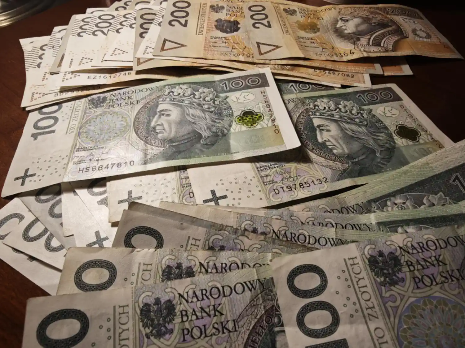 Koniec 800 plus i 300 plus? 1700 zł miesięcznie dla wszystkich obywateli