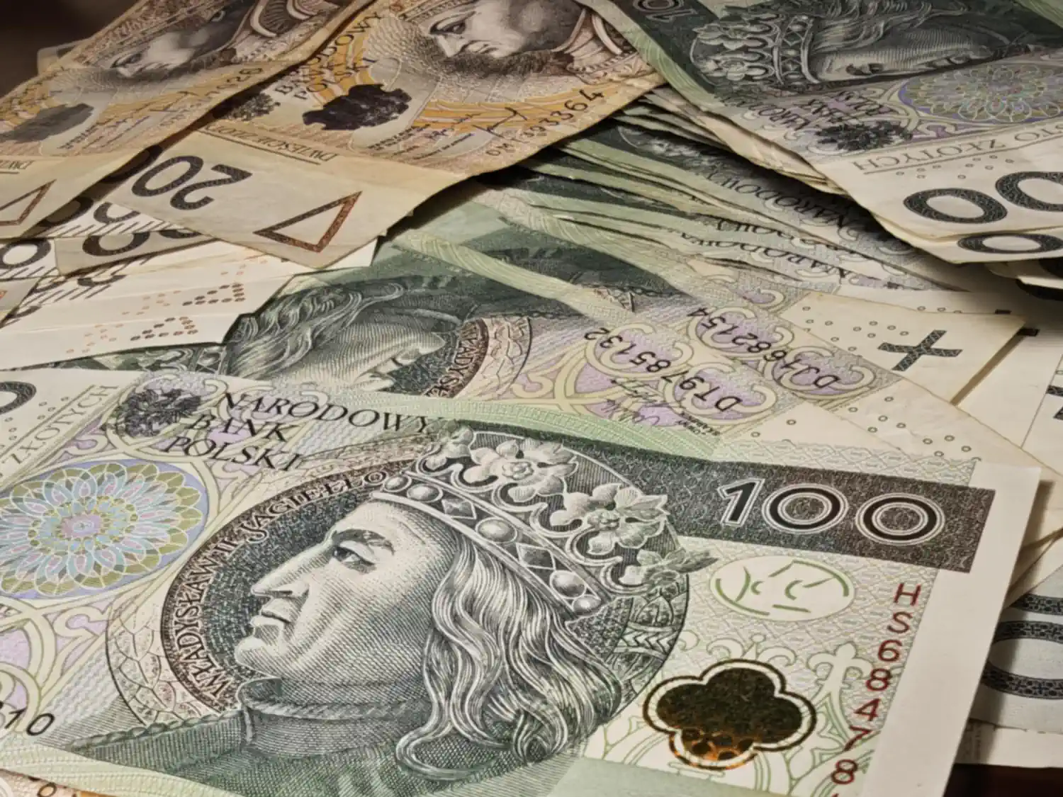 Zmieniły się limity zarabiania. Sprawdź, kogo obejmą zmiany i kiedy wejdą w życie