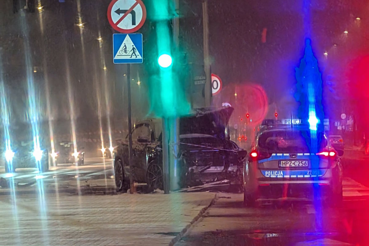 Poważnie wyglądające zderzenie na wylotówce. Jeden samochód w rowie, drugi na sygnalizacji