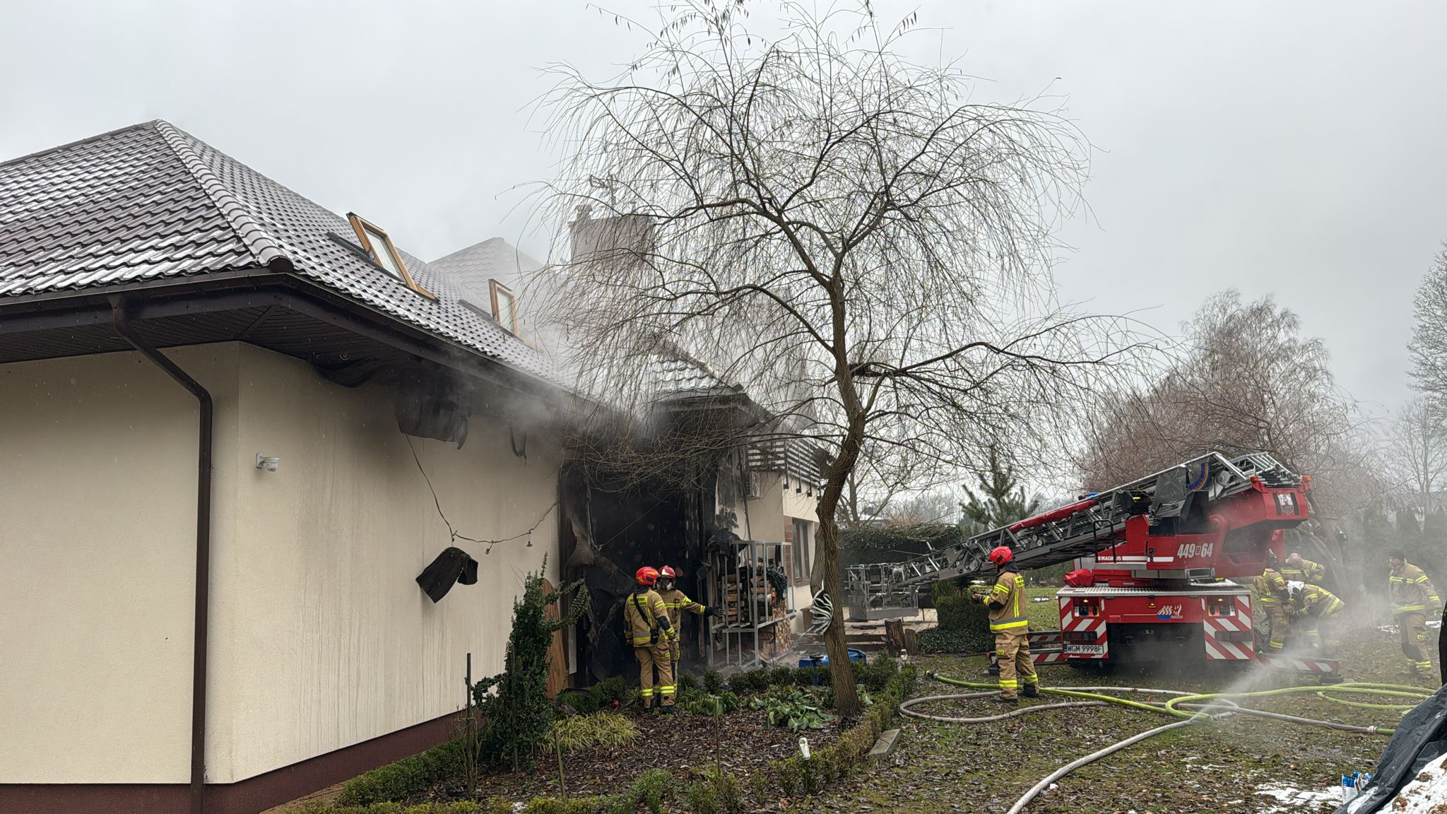 Ponad 20 strażaków walczyło z pożarem domu pod Warszawą