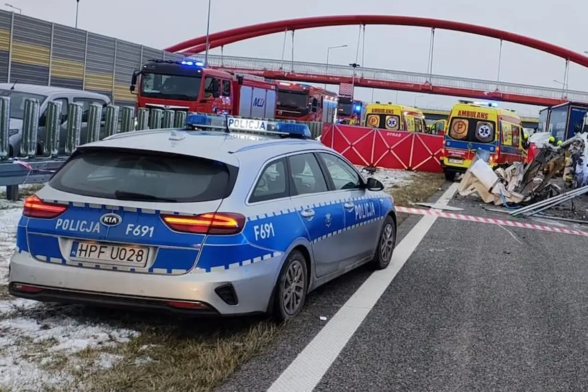 Nie żyją cztery osoby. Piąta w stanie krytycznym przetransportowana do szpitala śmigłowcem LPR. S8 Warszawa-Wrocław zablokowana