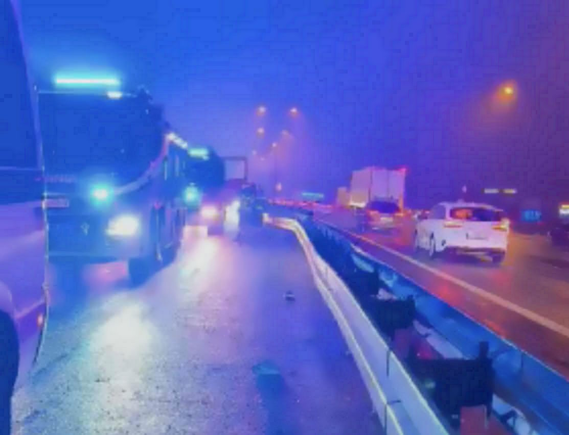 Zderzenie dwóch osobówek i ciężarówki na S8. Duże utrudnienia w kierunku centrum