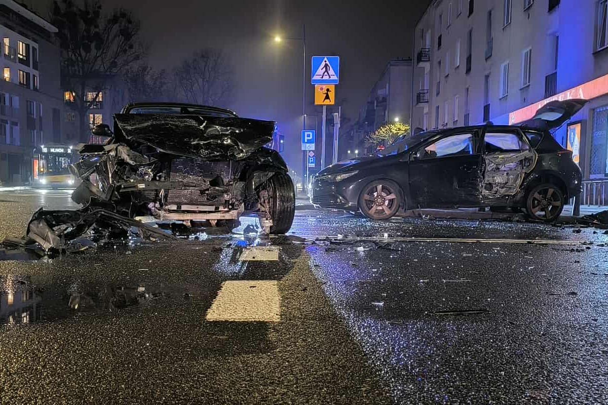 Wypadek z udziałem radiowozu na Bielanach. Trzy osoby ranne, ogromne zniszczenia