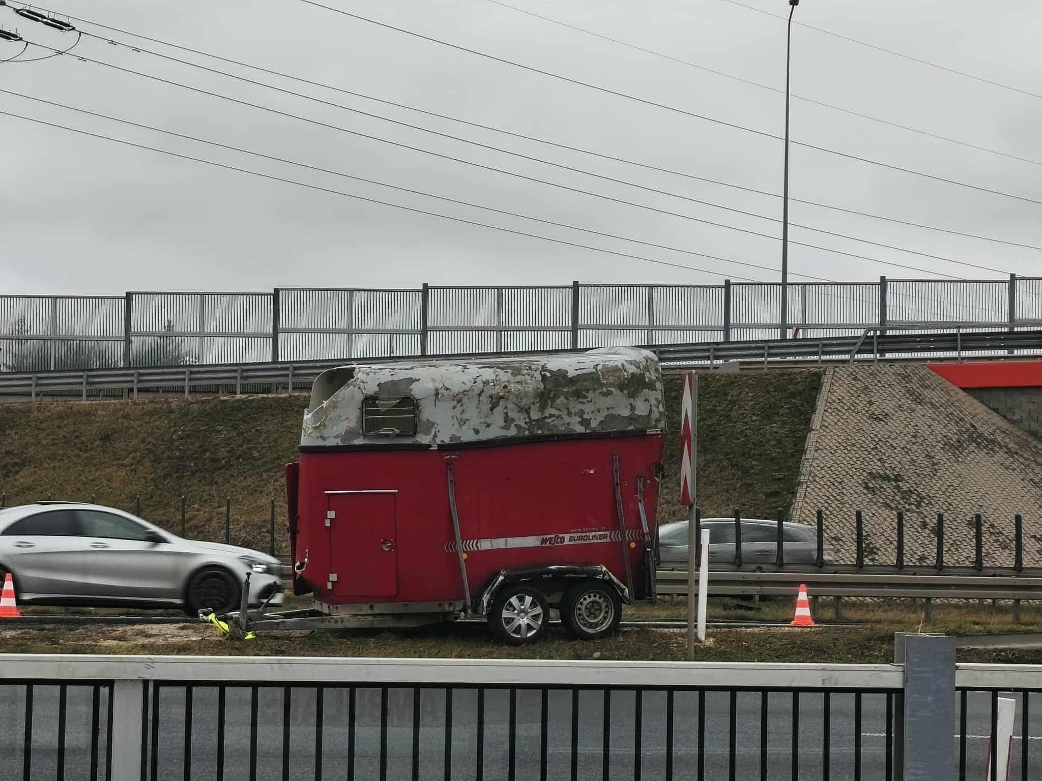 Z ostatniej chwili. Przyczepa z końmi przewróciła się na S8