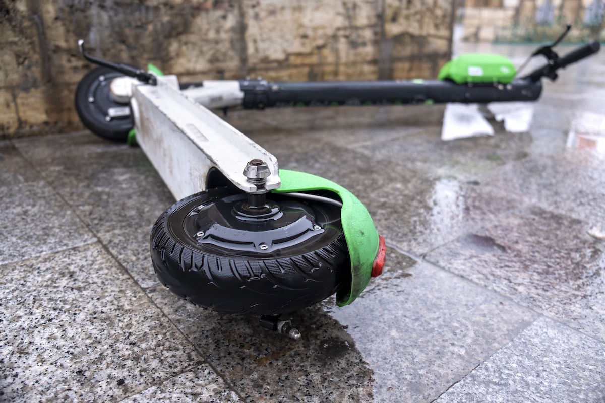 Jeźdźcy hulajnóg na drogach. Mazowsze edukuje