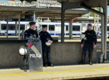 Funkcjonariusze policji na dworcu w Warszawie. Zdjęcie poglądowe | Fot. Warszawa w Pigułce.