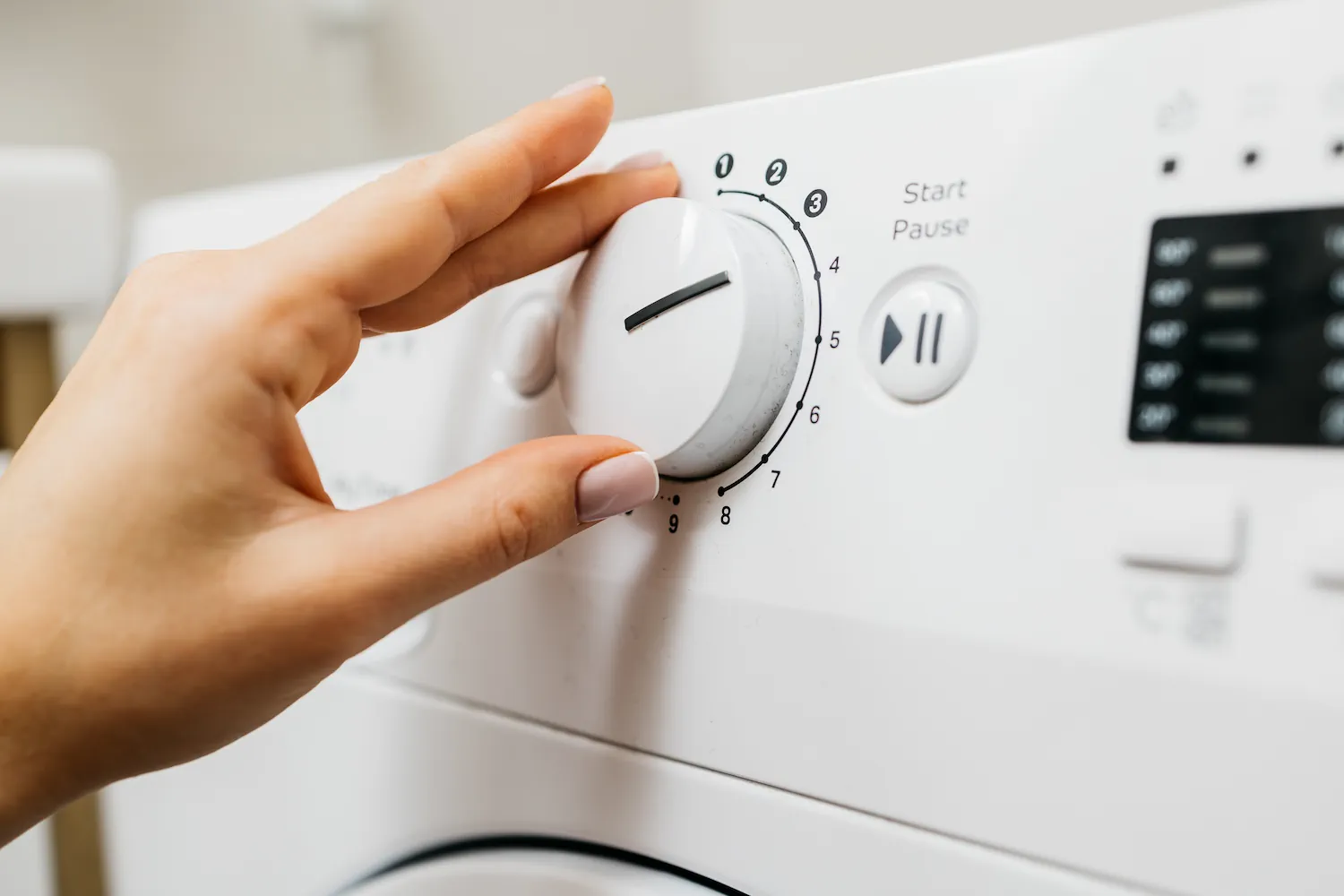 Wstawiasz pralkę o 23:00? Sąsiad ma prawo wezwać policję. Prawo mówi wprost