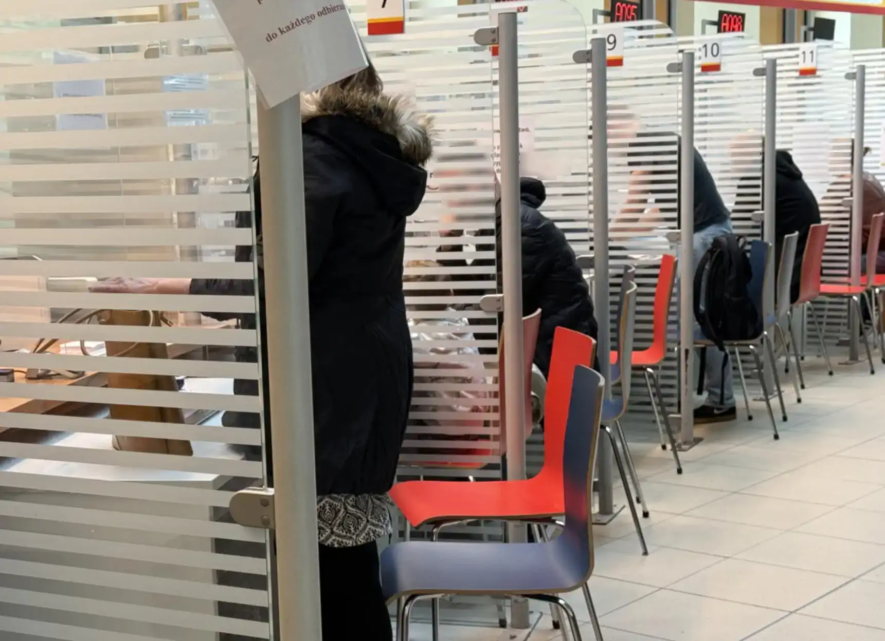 Polacy muszą popędzić w do urzędów. W 2026 roku obowiązek obejmie 3,3 mln obywateli. Lepiej zrobić to jak najwcześniej, bo kary są dotkliwe