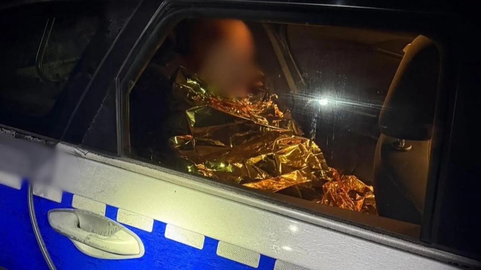 Wyziębiony 58-latek siedział na leśnej drodze. Policjanci walczyli o każdą minutę, by uratować mu życie